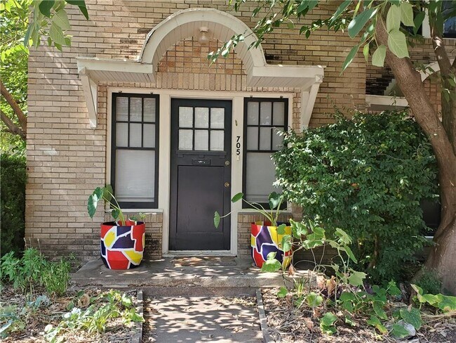 Primary Photo - 705 1/2 Graham Pl