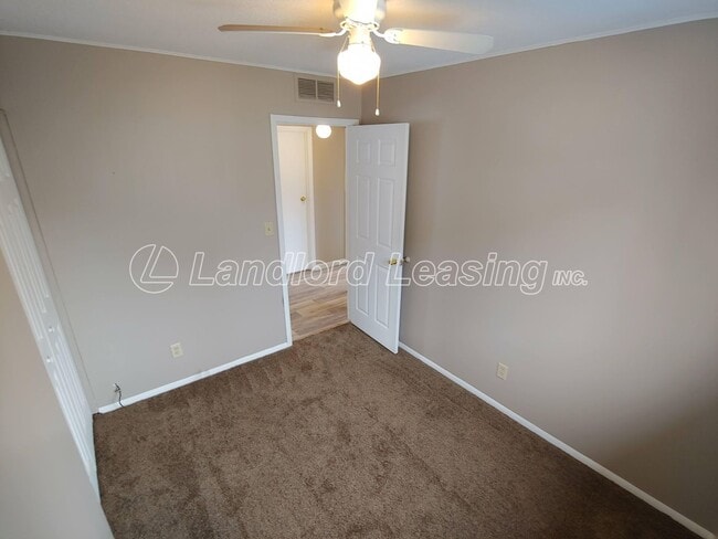 Building Photo - Freshly painted 3 bedroom with new flooring throughout!