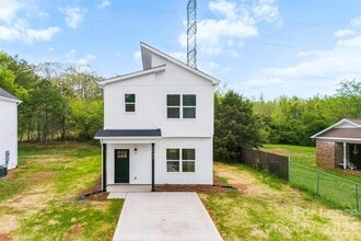 Building Photo - 2043 Green Oak Dr