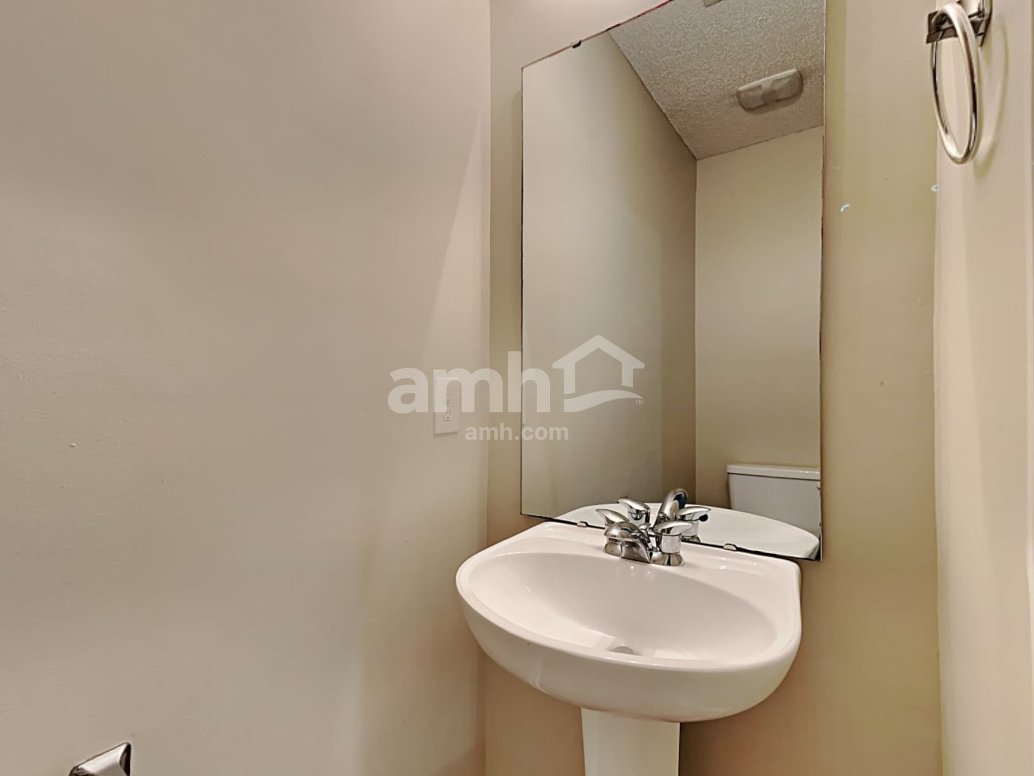 Building Photo - 8788 Red Oak Dr