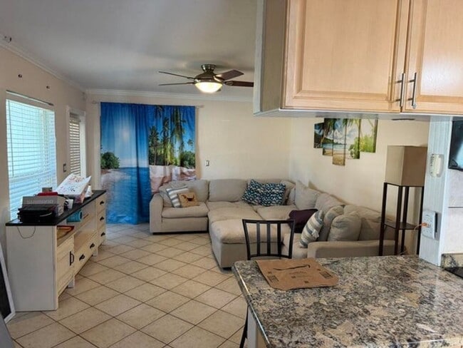 Building Photo - 1014 W Drew St