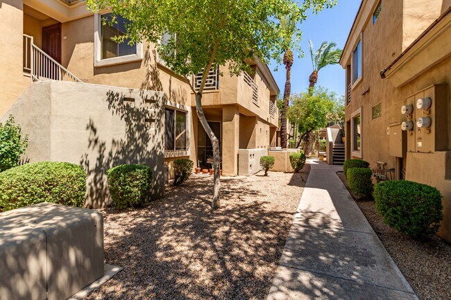 Building Photo - STUNNING UPDATED 1 BED / 1 BATH BILTMORE A...