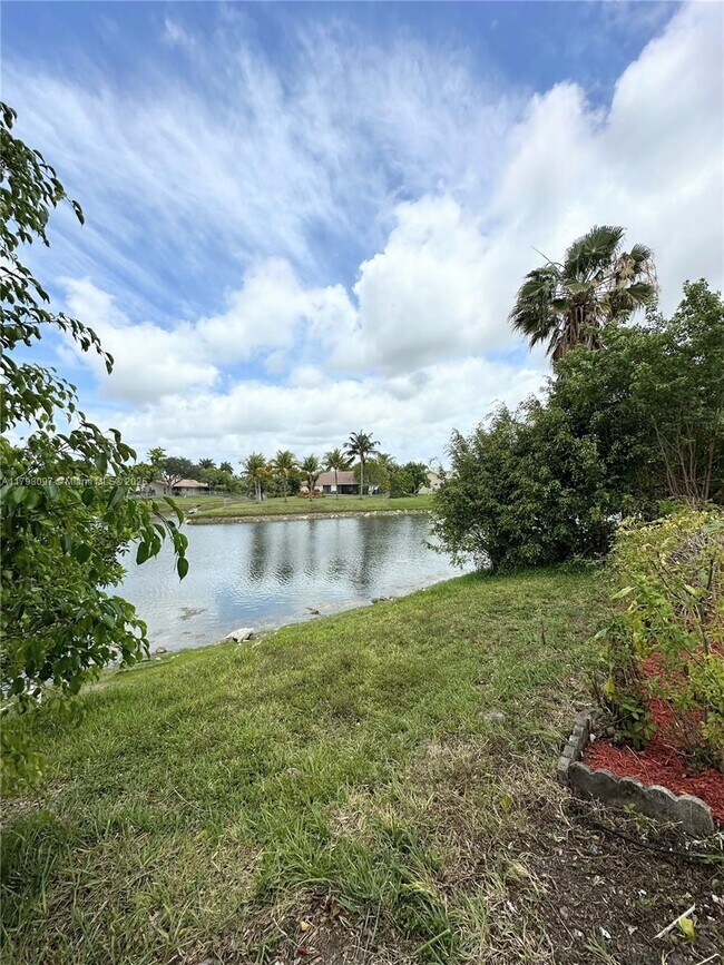 Building Photo - 1845 Vista Way