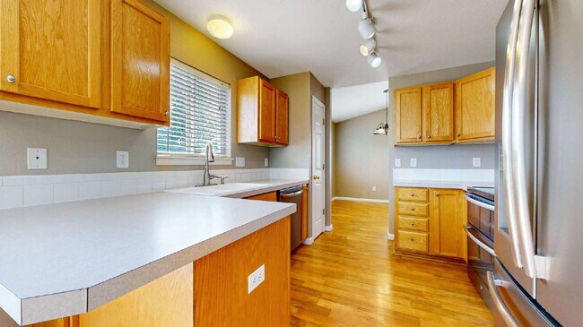 Building Photo - Spacious 3-Bed,2.5-Bath Home with Fenced Yard