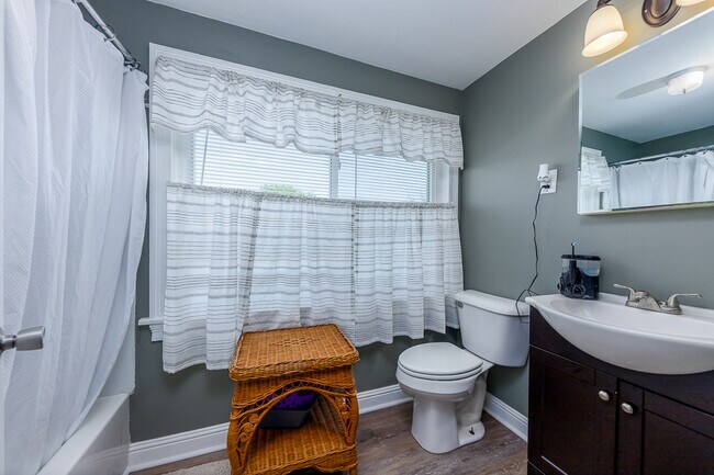 Building Photo - 913 Bern St