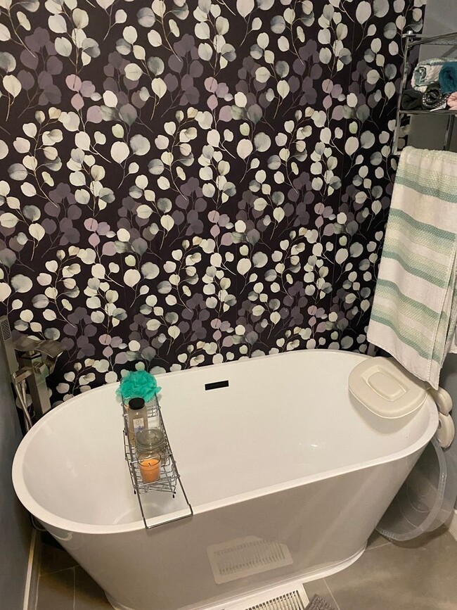 Building Photo - PRICE REDUCED!!!Charming 2-bedroom, 1-bathroom home located in the vibrant community of Royal Oak...