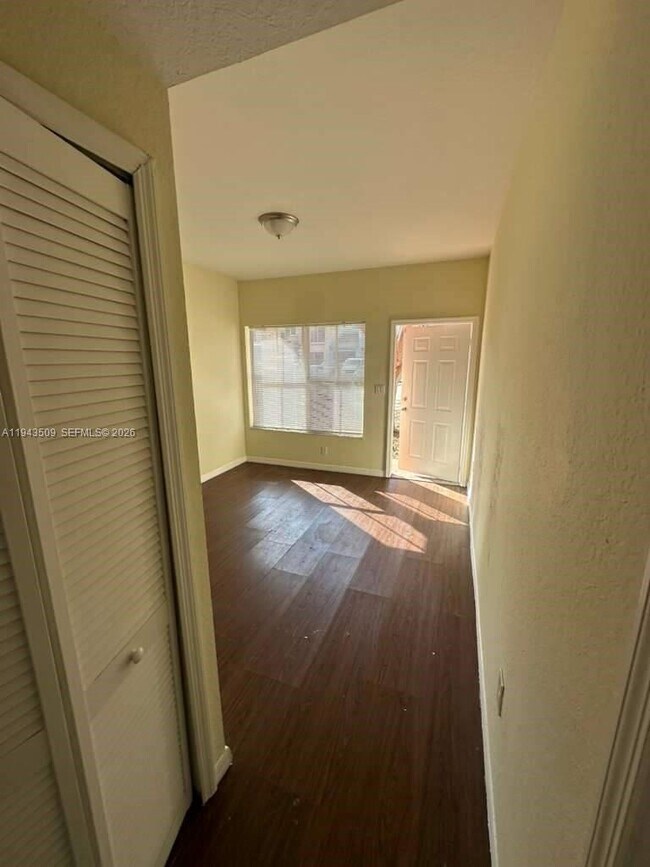 Building Photo - 825 SW 6th Pl