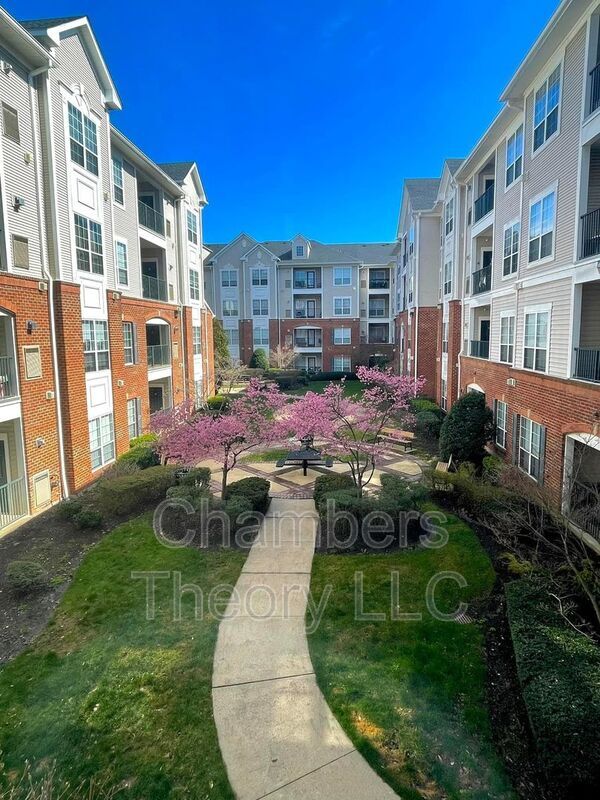 Primary Photo - 4860 Eisenhower Ave
