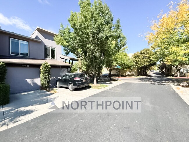 Building Photo - Summerlane Townhome - 2 Bed 1 Bath - HOA P...