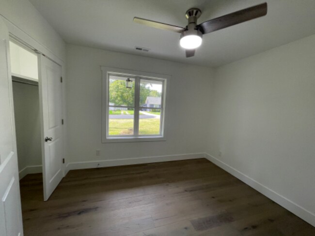 Building Photo - 423 W Main St