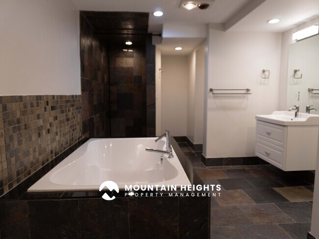 Building Photo - 8589 Kings Hill Dr