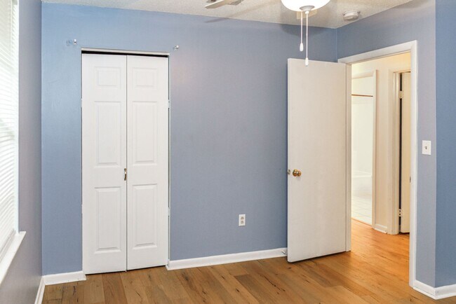 Building Photo - Beautiful 4 bedroom in the heart of Mossy ...