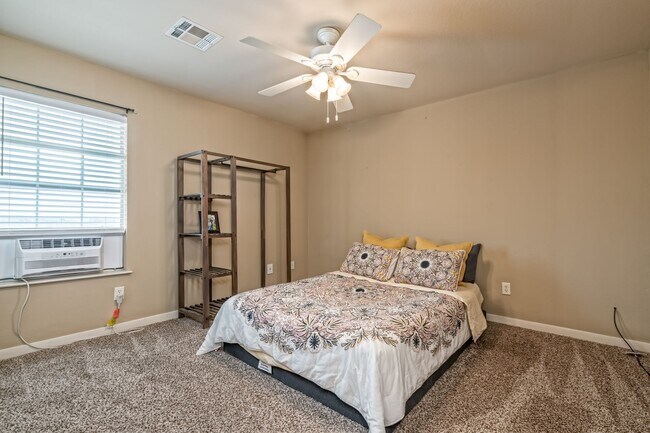 Building Photo - Spacious Townhome in Midway ISD
