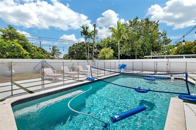 Building Photo - 301 SW 30th Ct