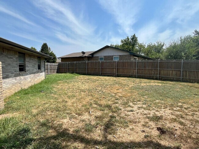 Building Photo - Charming 3 Bed 2 Bath!!