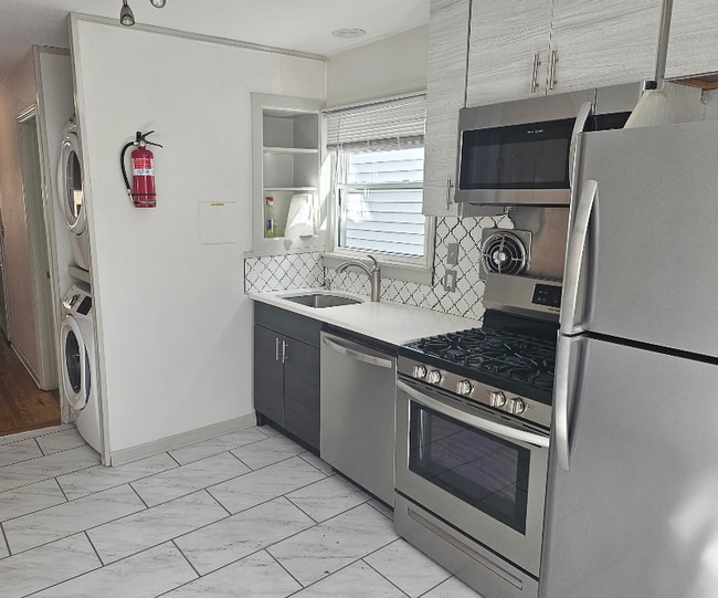 Building Photo - 59 Carlton Ave