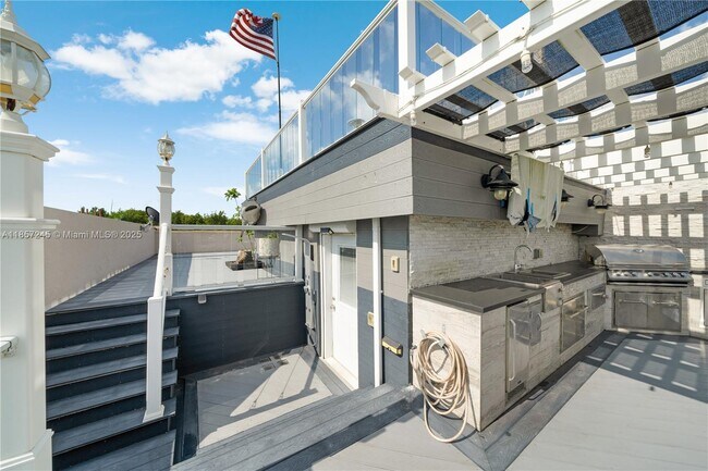 Building Photo - 6100 Paradise Point Dr