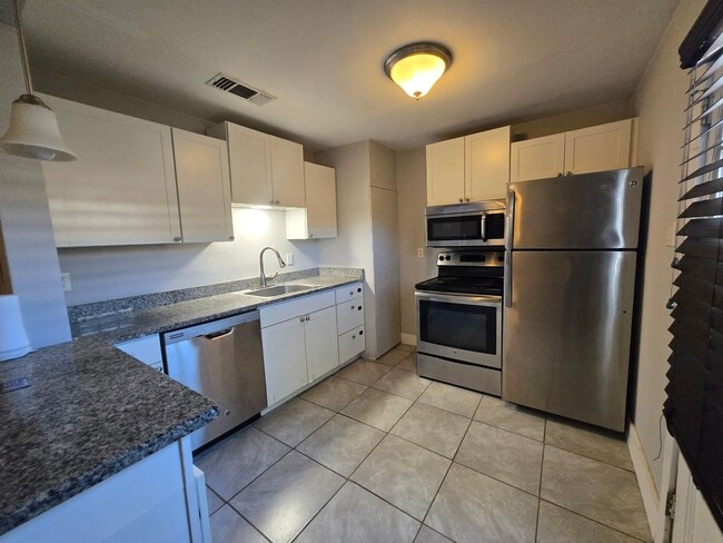 Building Photo - Cute 2 Story Home