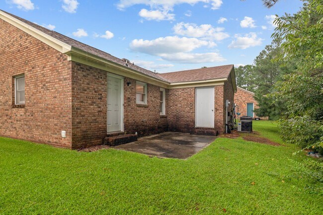 Building Photo - 2 Bedroom 1 Bathroom Duplex