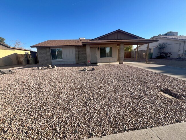 Building Photo - Charming & Updated 3-Bedroom Home in a Prime Location!