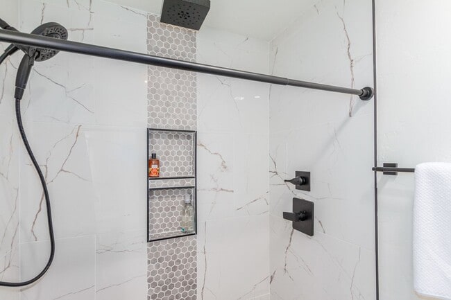 Building Photo - **COMING SOON!**Central- Charming 1 bd w/ all utilities included!