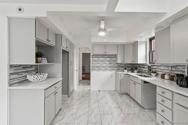 Building Photo - 18030 Santa Barbara Dr