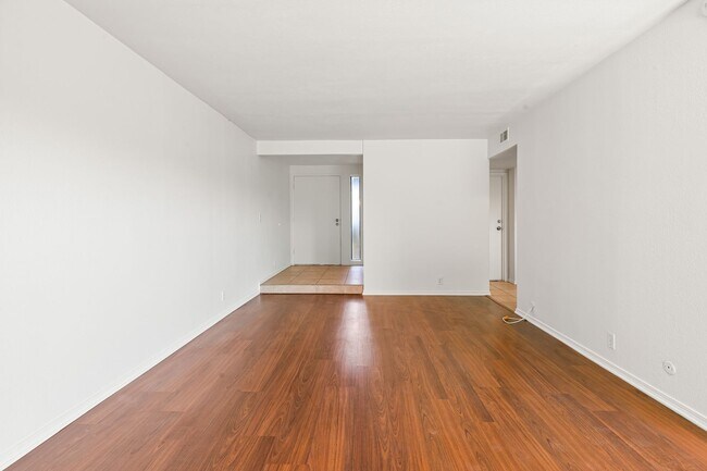 Building Photo - Spacious & Central 3BR/2.5 BA Town Home