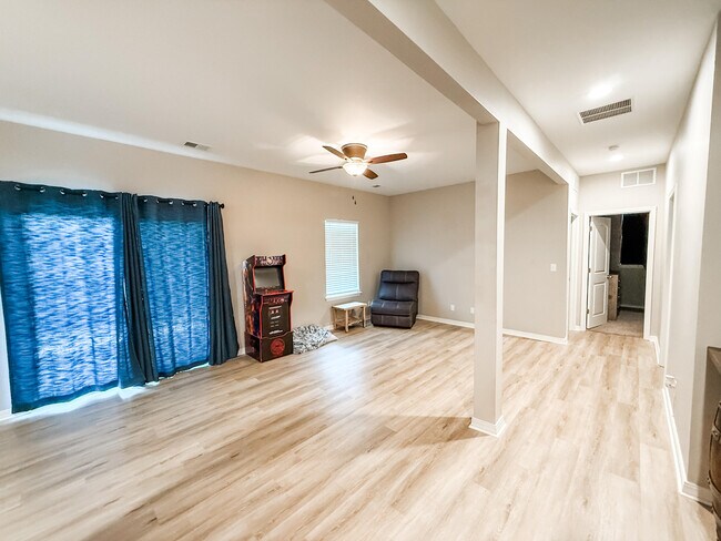 Building Photo - 127 Rockridge Rd