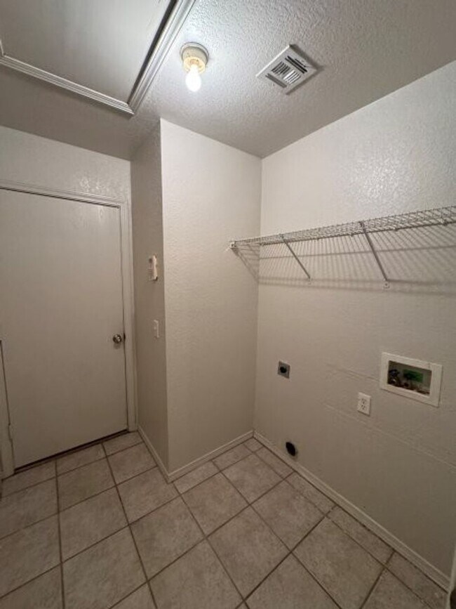 Building Photo - True 4 bed in Edmond, new carpet and paint!