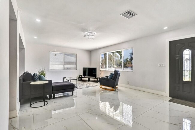 Building Photo - Single Family Home in Non HOA East Boca Raton