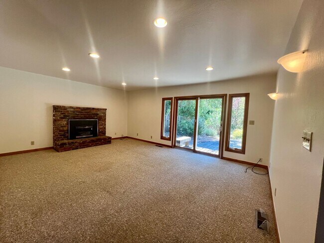 Building Photo - Charming 3 Bedroom 2 Bath home with large ...