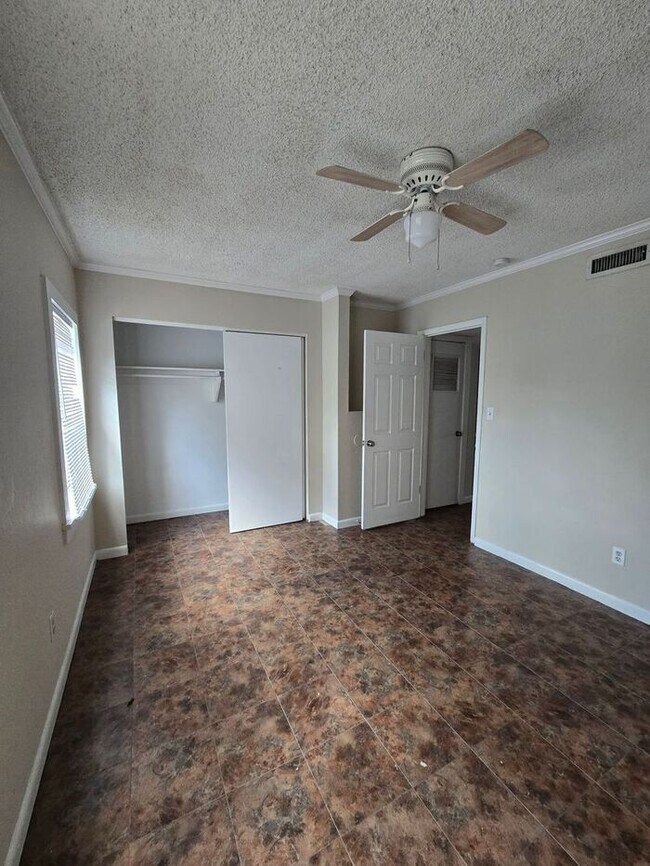 Building Photo - 2 bedroom Townhome off Pensacola Available