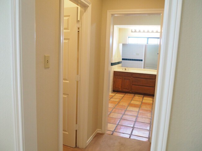 Building Photo - 5 Bed 4 Bath in Pilot Point