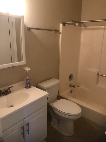 Building Photo - 502 Oak Cir Dr