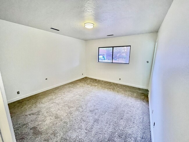 Building Photo - Remodeled Three Bedroom Home in Desirable Bloomington