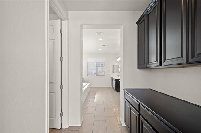 Building Photo - Fabulous Home with NexGen Sutie!