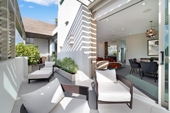 Building Photo - 819 2nd St