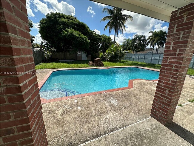 Building Photo - 17990 SW 135th Ave
