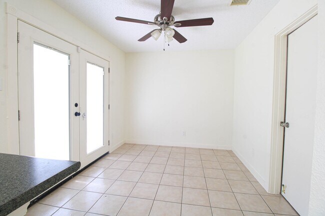 Building Photo - 8118 Chestnut Manor Dr