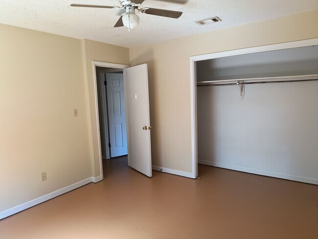 Building Photo - 3 Bedroom 2 Bath Home