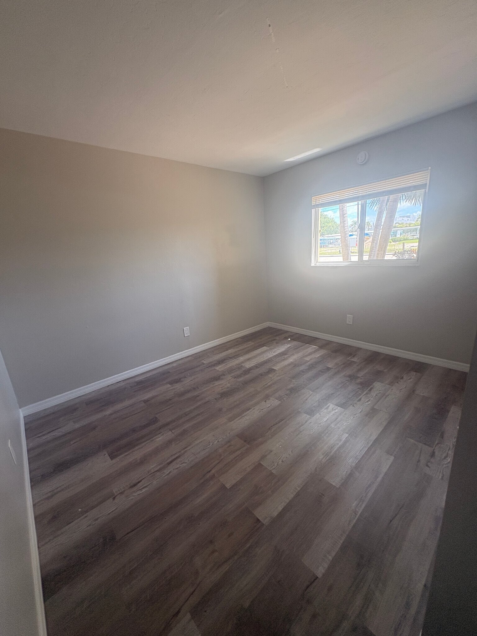 Building Photo - 706 SE 13th Ct