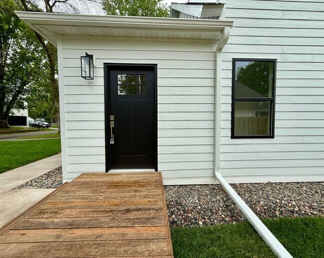 Building Photo - Stunning 3BR/3BA Orono Home Available 8/15. Walk to Lake Minnetonka!
