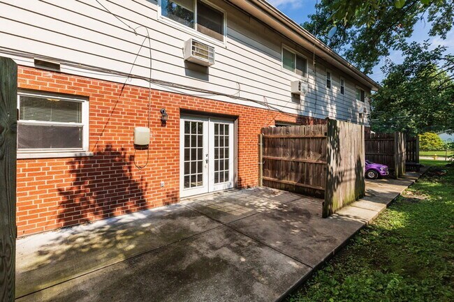 Building Photo - 1389 W Galbraith Rd
