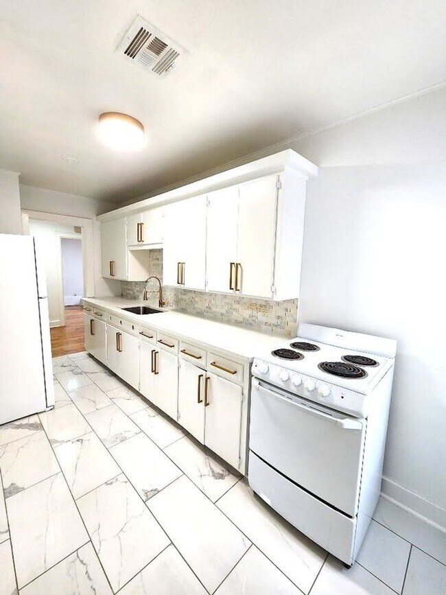 Building Photo - Remodeled 1 BED 1 BATH DUPLEX MIILER'S BLVD HISTORIC DISTRICT