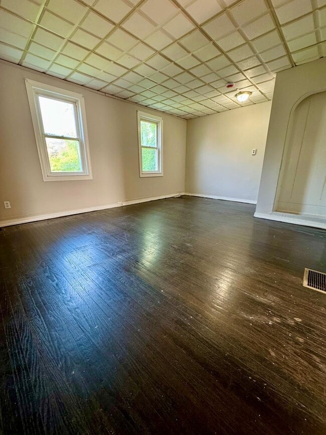 Building Photo - Spacious 3 Bedroom House with 1 bath for R...