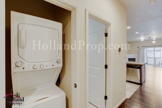 Building Photo - Stylish 3-Bedroom Portland Home with Fireplace, Garage & Modern Conveniences