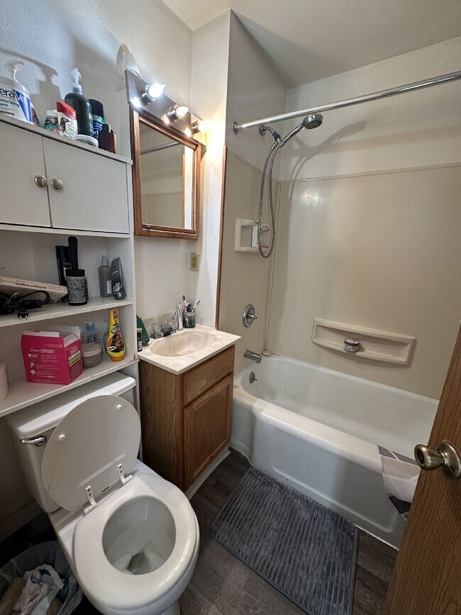Building Photo - 1 bed 1 bath on Water St near UWEC!