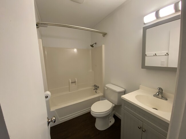 Full bathroom w/ tub/shower - 421 Faucette Mill Rd.