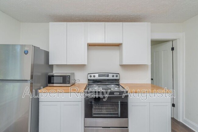 Building Photo - 2524 Rhodes Dr