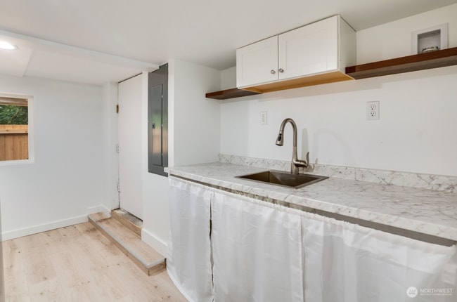 Building Photo - Private Property 2 BD, 2 BATH House!